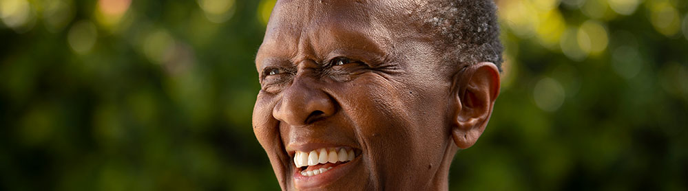 Senhora 60+ sorri com satisfação