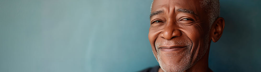 Senhor negro dá um sorriso tímido