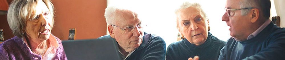 Idosos discutem sobre um tema importante