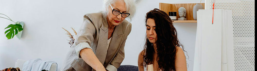 Um senhora empreendedora, ensina sua assistente