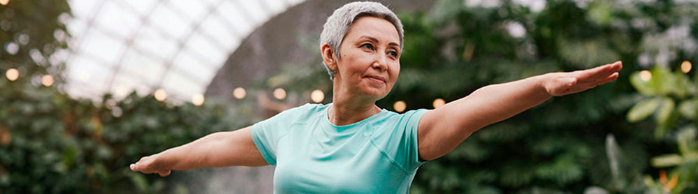 Uma jovem senhora faz exercício