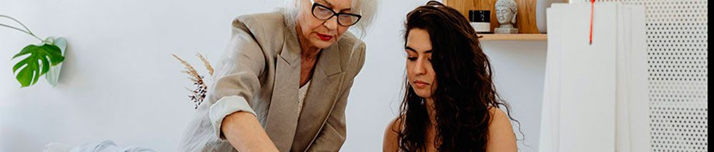 Um senhora empreendedora, ensina sua assistente